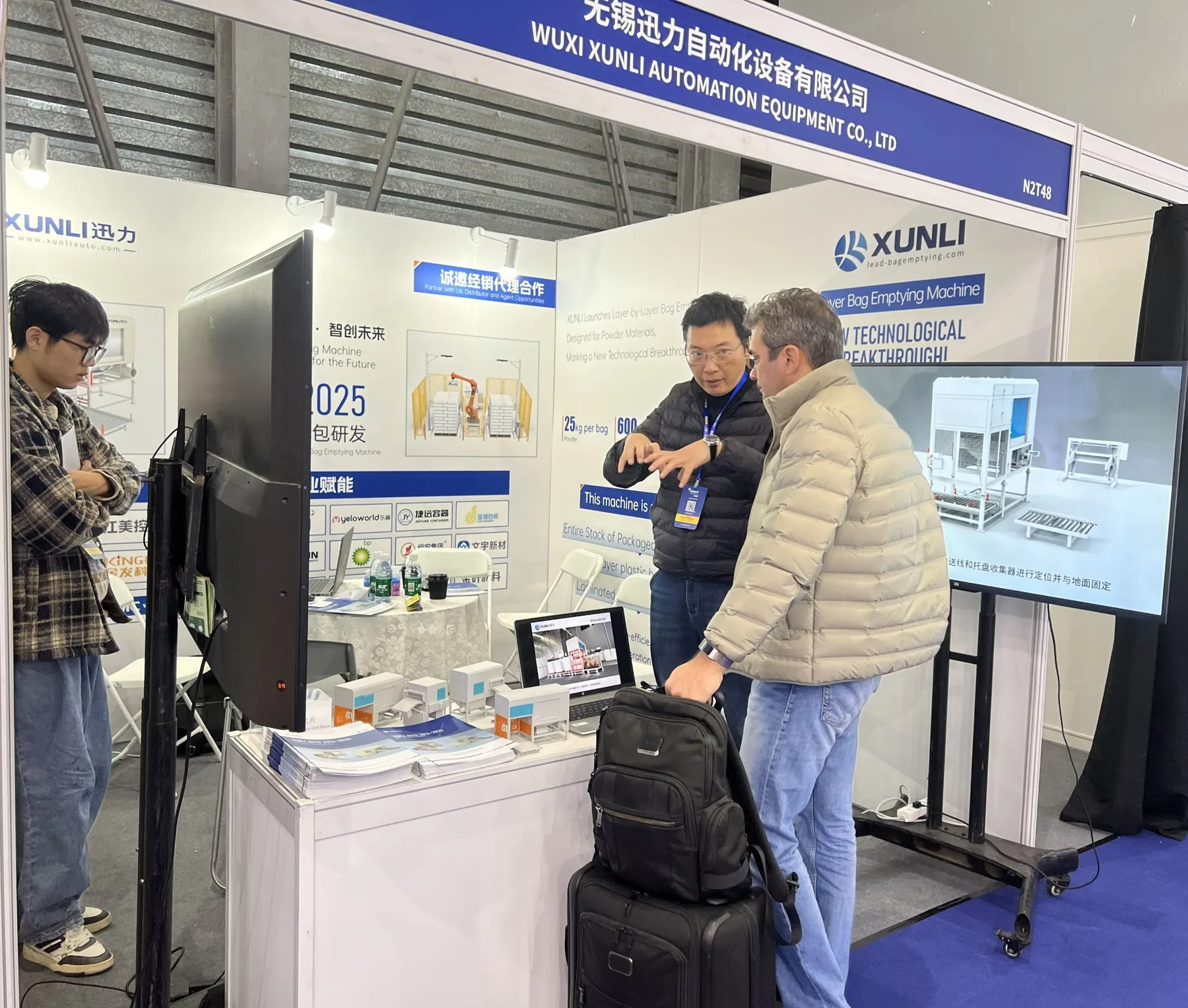 机器人拆包机现场演示.jpg